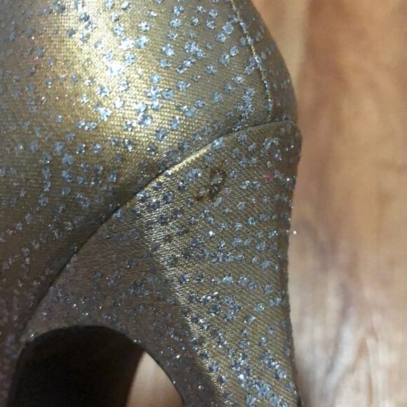 Stuart Weitzman Gold Sparkle Heels Size 8 - Picture 6 of 8